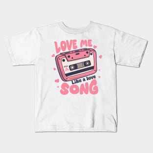 love me like a love song Kids T-Shirt